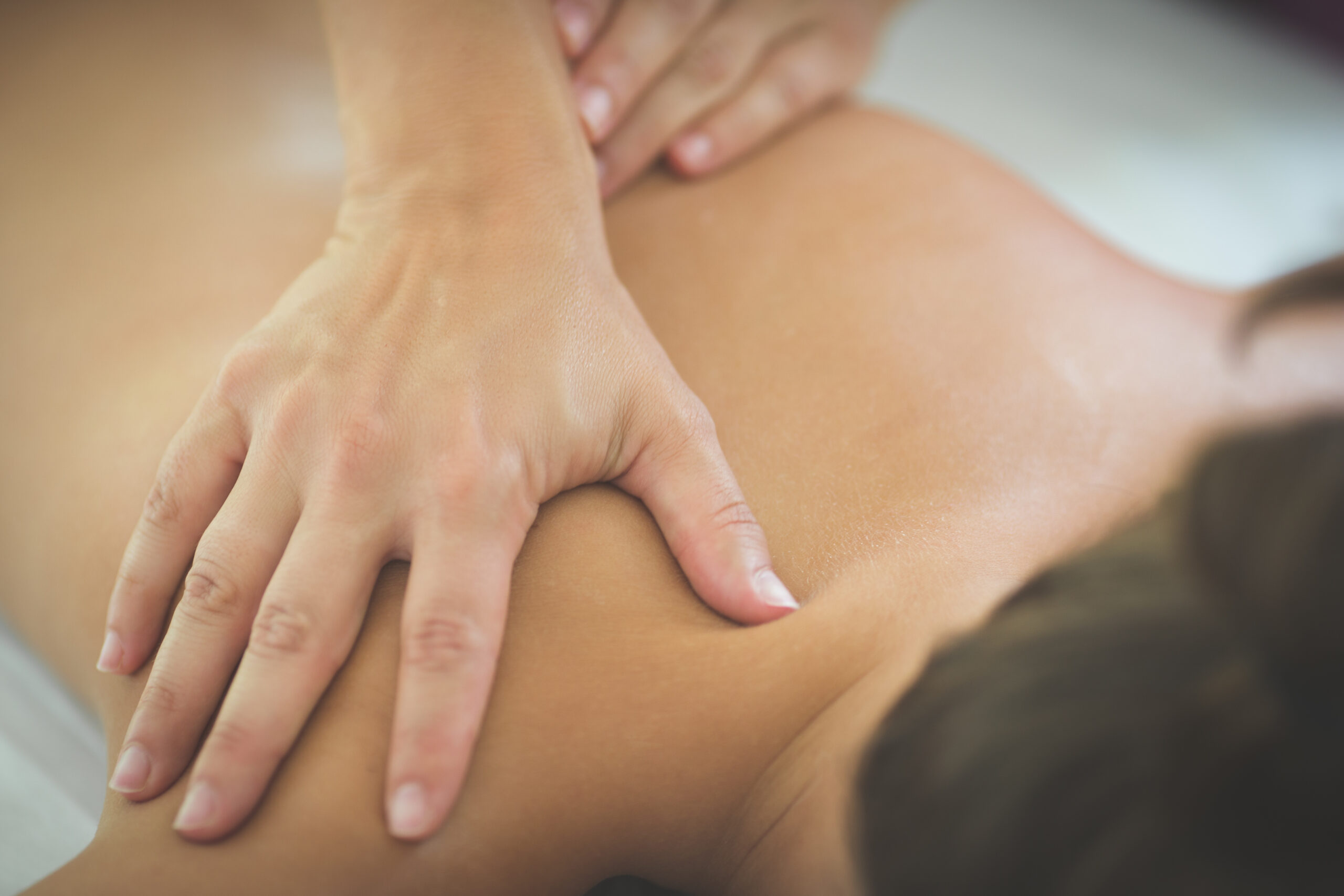 : fisioterapeuta tratando dolor cervical por mirar el móvil en Danai Fisioterapia Boadilla del Monte