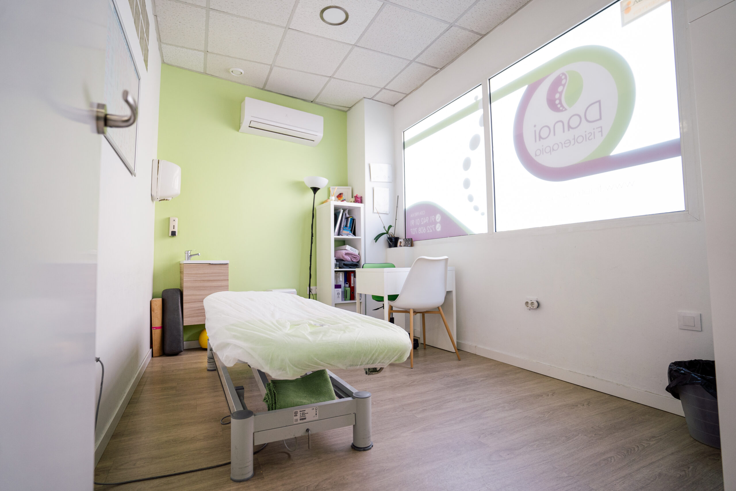 Paciente combinando Magnetolith con fisioterapia manual en clínica