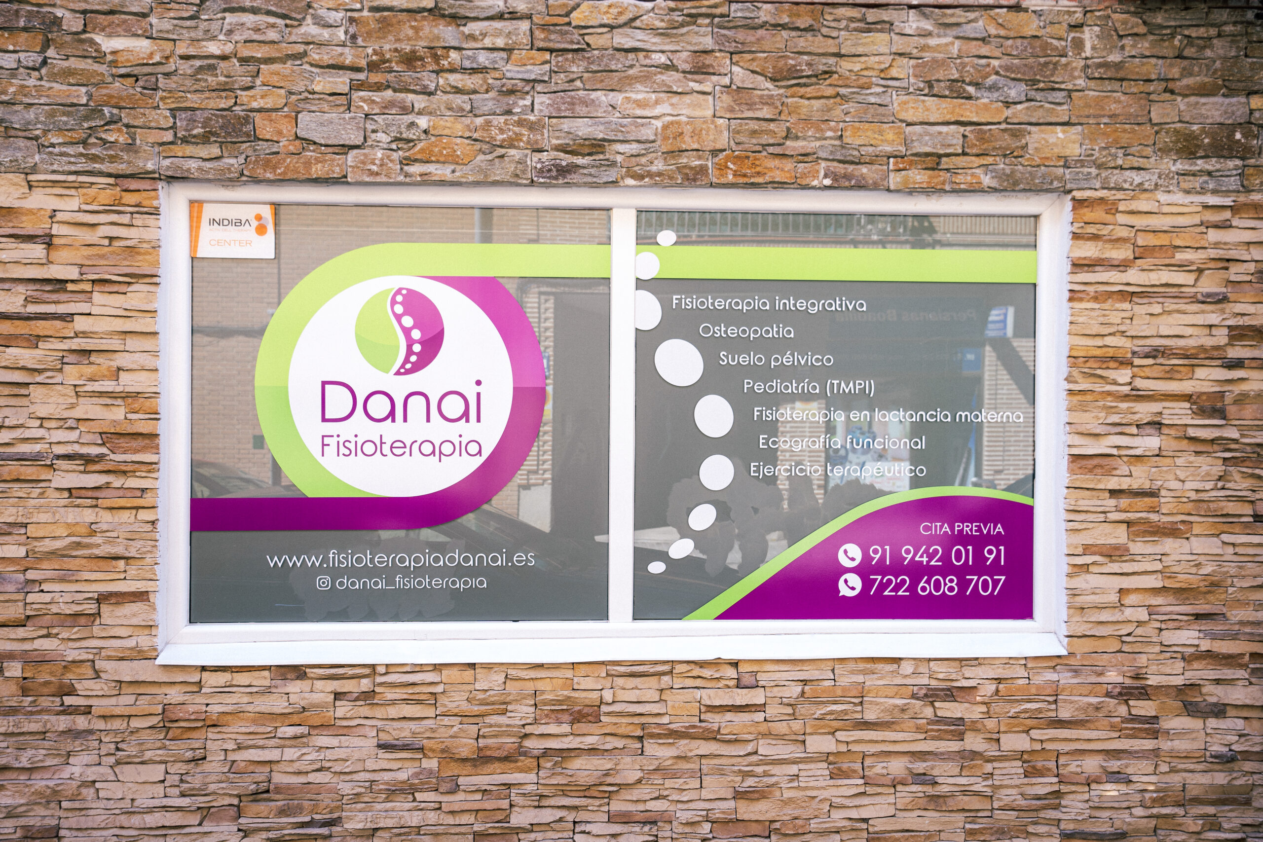 fisioterapeuta tratando tensión muscular causada por estrés laboral en Danai Fisioterapia Boadilla del Monte