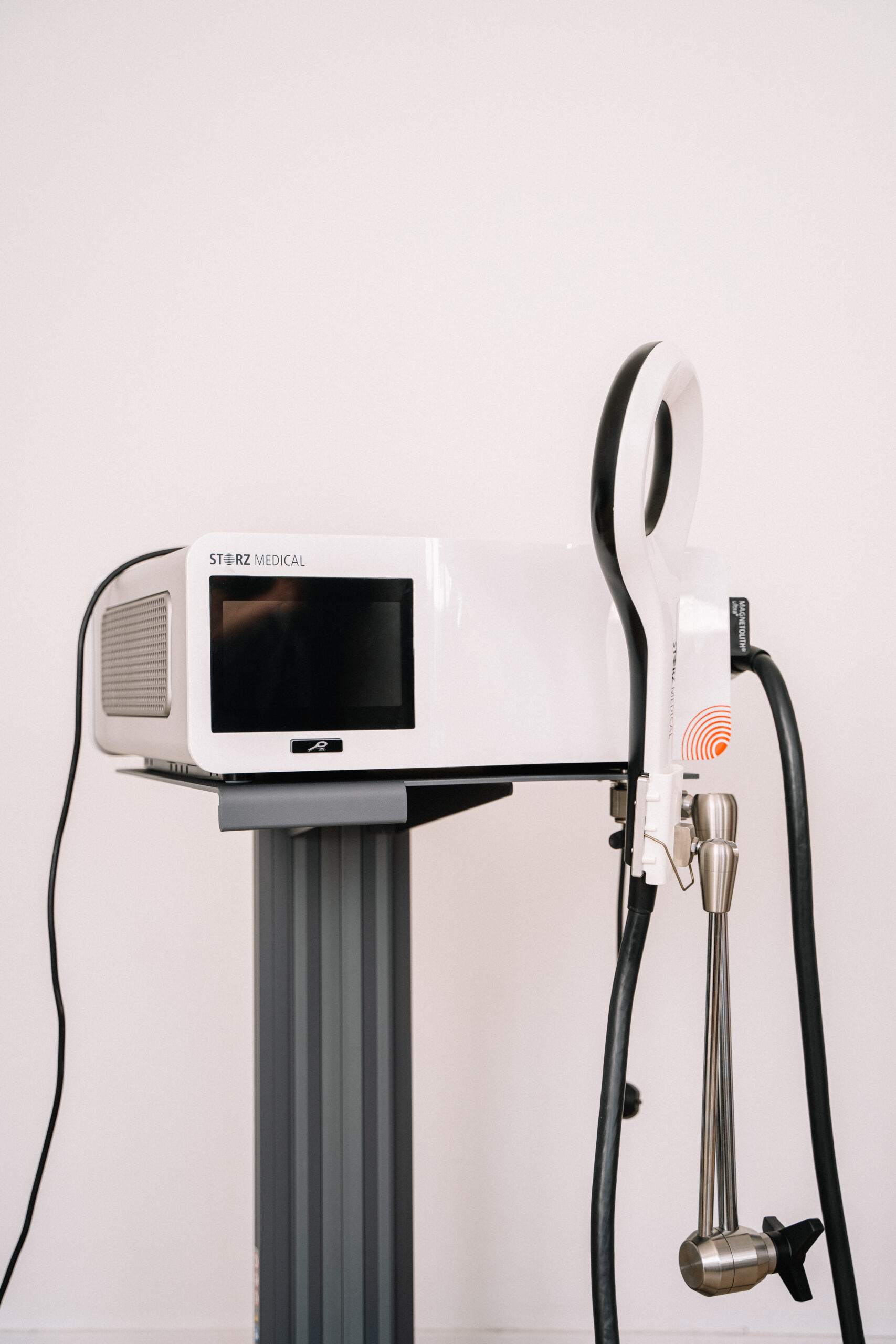 paciente recibiendo tratamiento Magnetolith para cadera en Danai Fisioterapia Boadilla del Monte