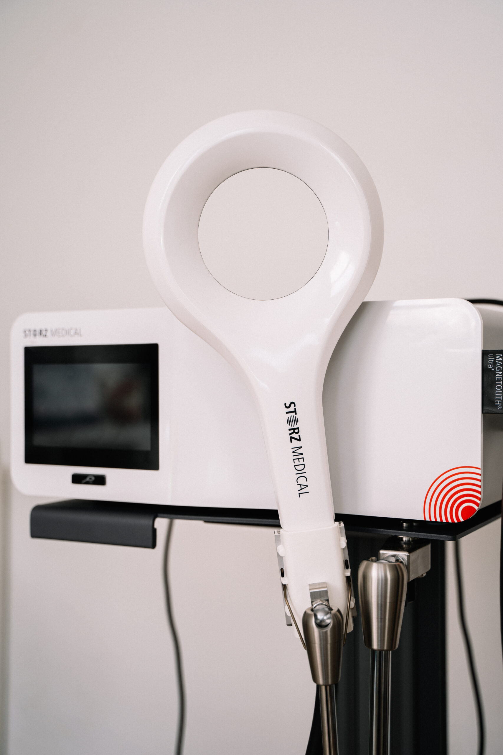 paciente en sesión de Magnetolith en Danai Fisioterapia Boadilla del Monte