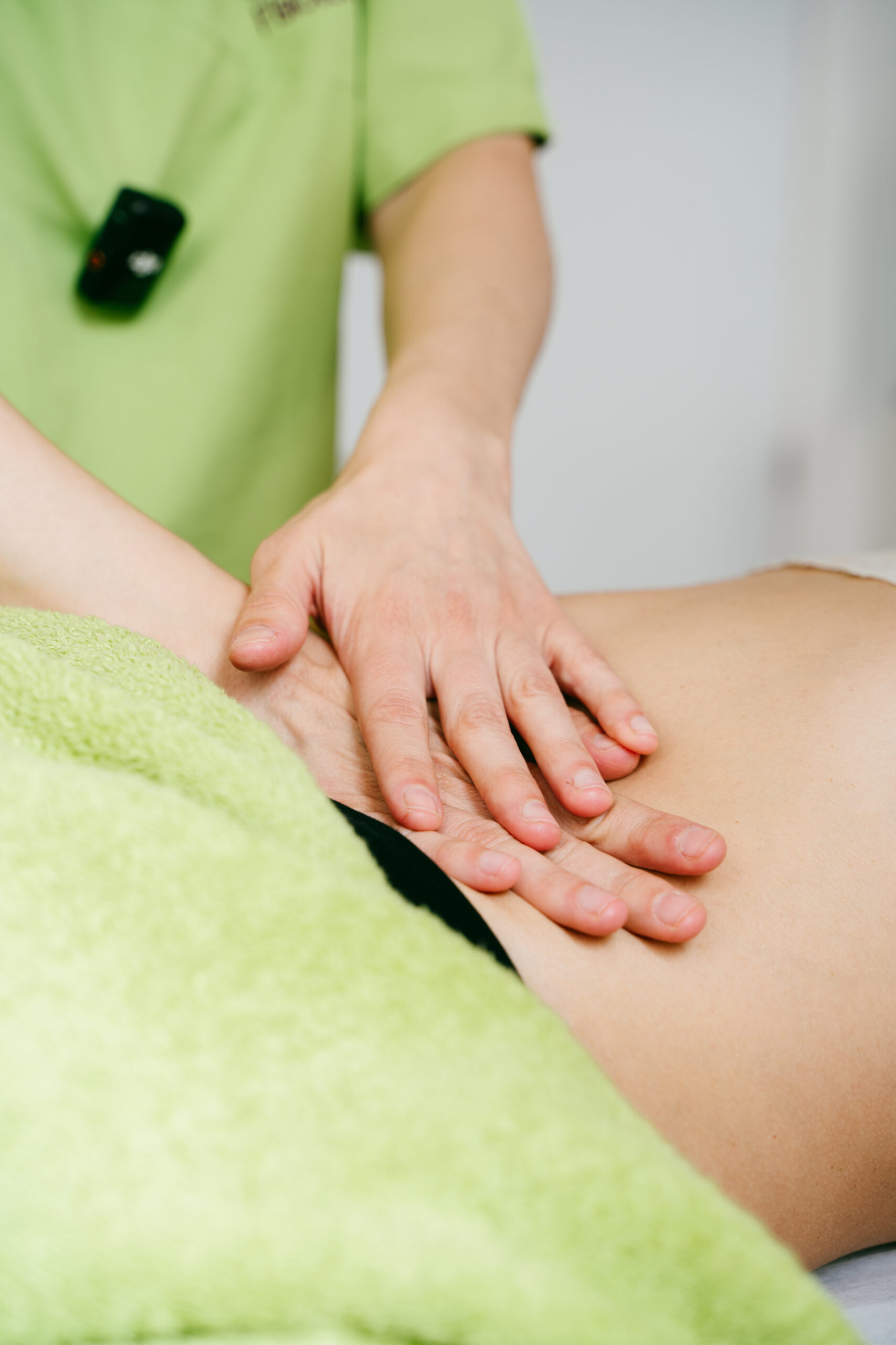 fisioterapeuta aplicando tratamiento para tendinitis en paciente de Pozuelo en Danai Fisioterapia Boadilla del Monte