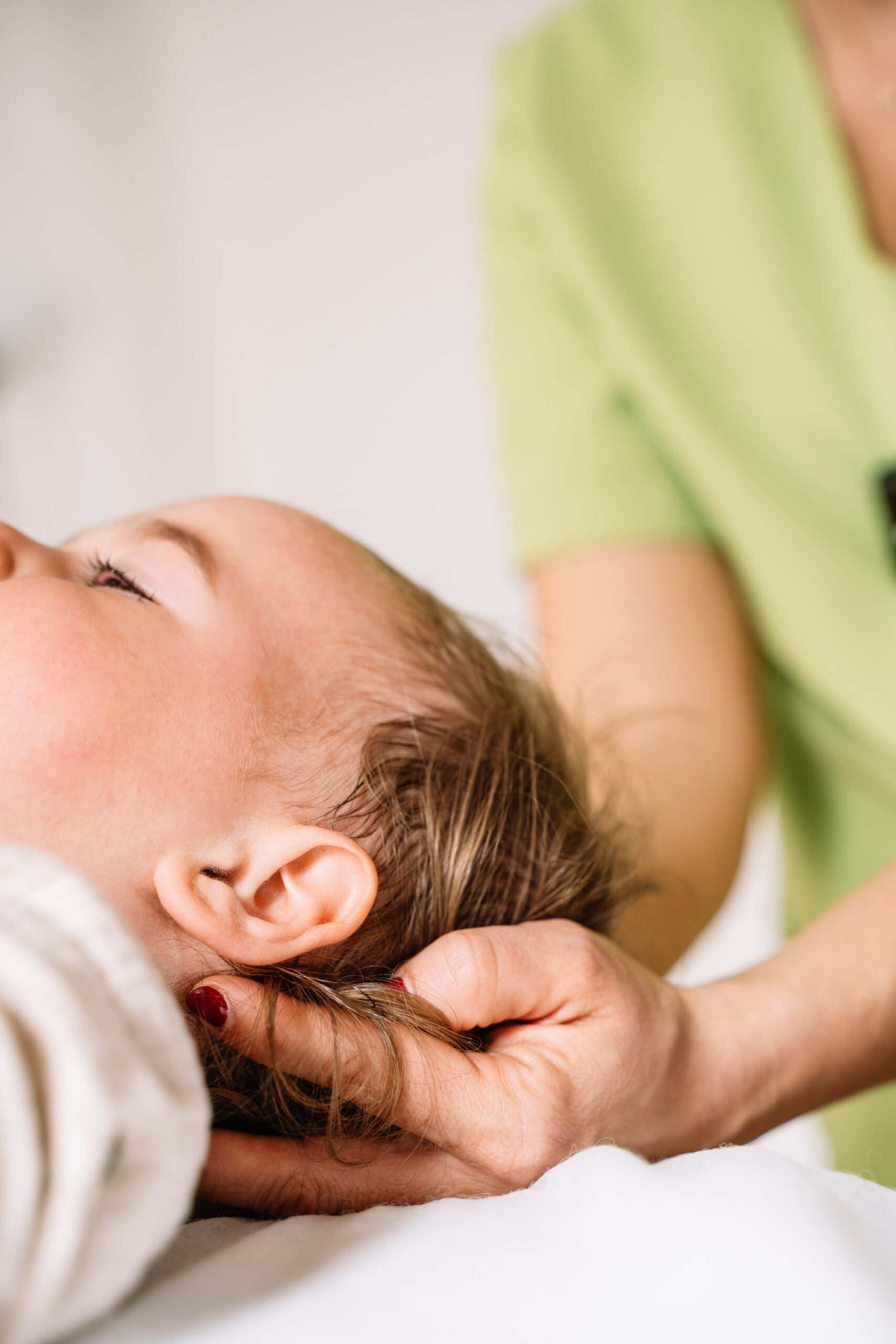 fisioterapeuta realizando fisioterapia pediátrica a un niño en Danai Fisioterapia Boadilla del Monte