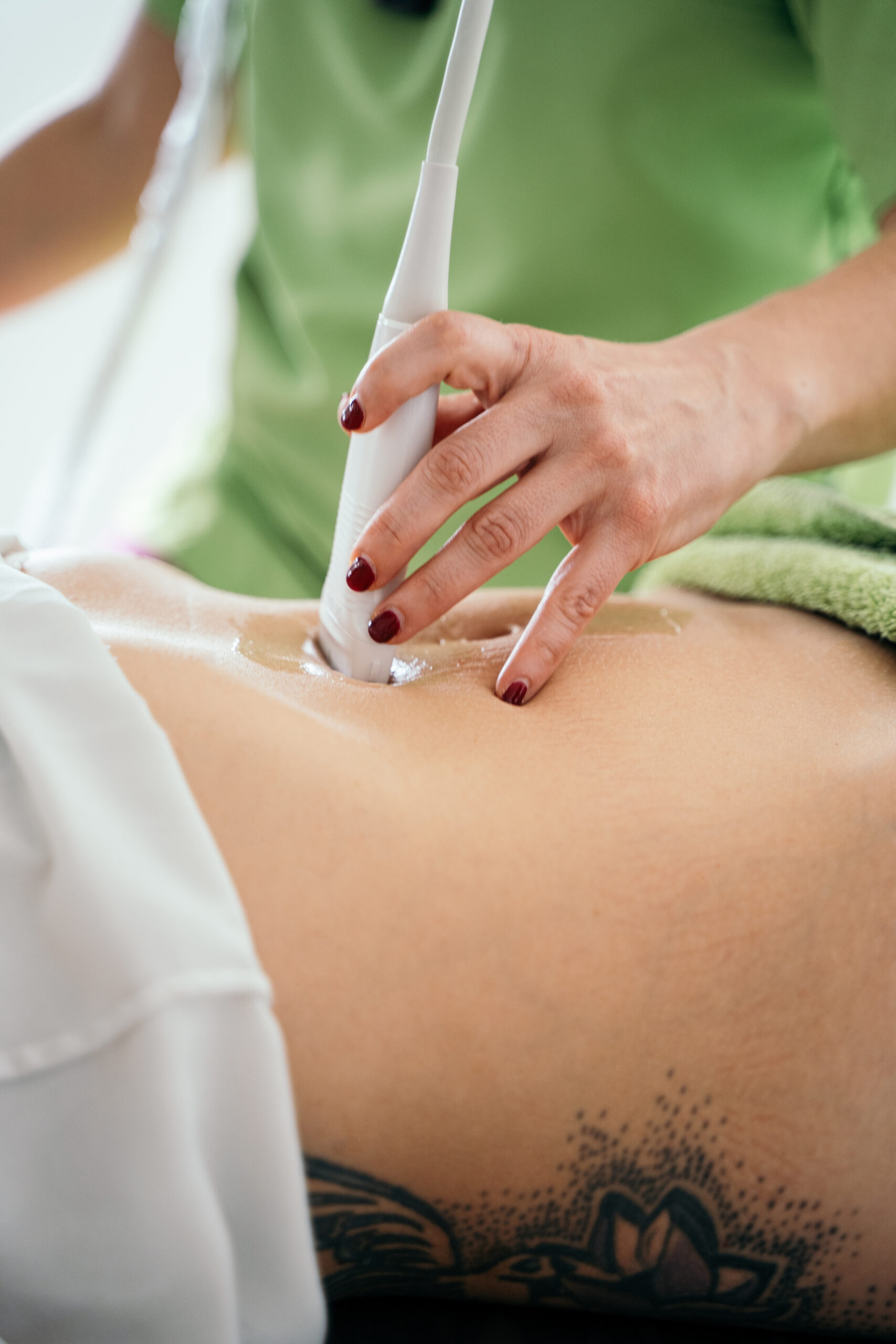 fisioterapeuta tratando molestias pélvicas en deportista en Danai Fisioterapia Boadilla del Monte