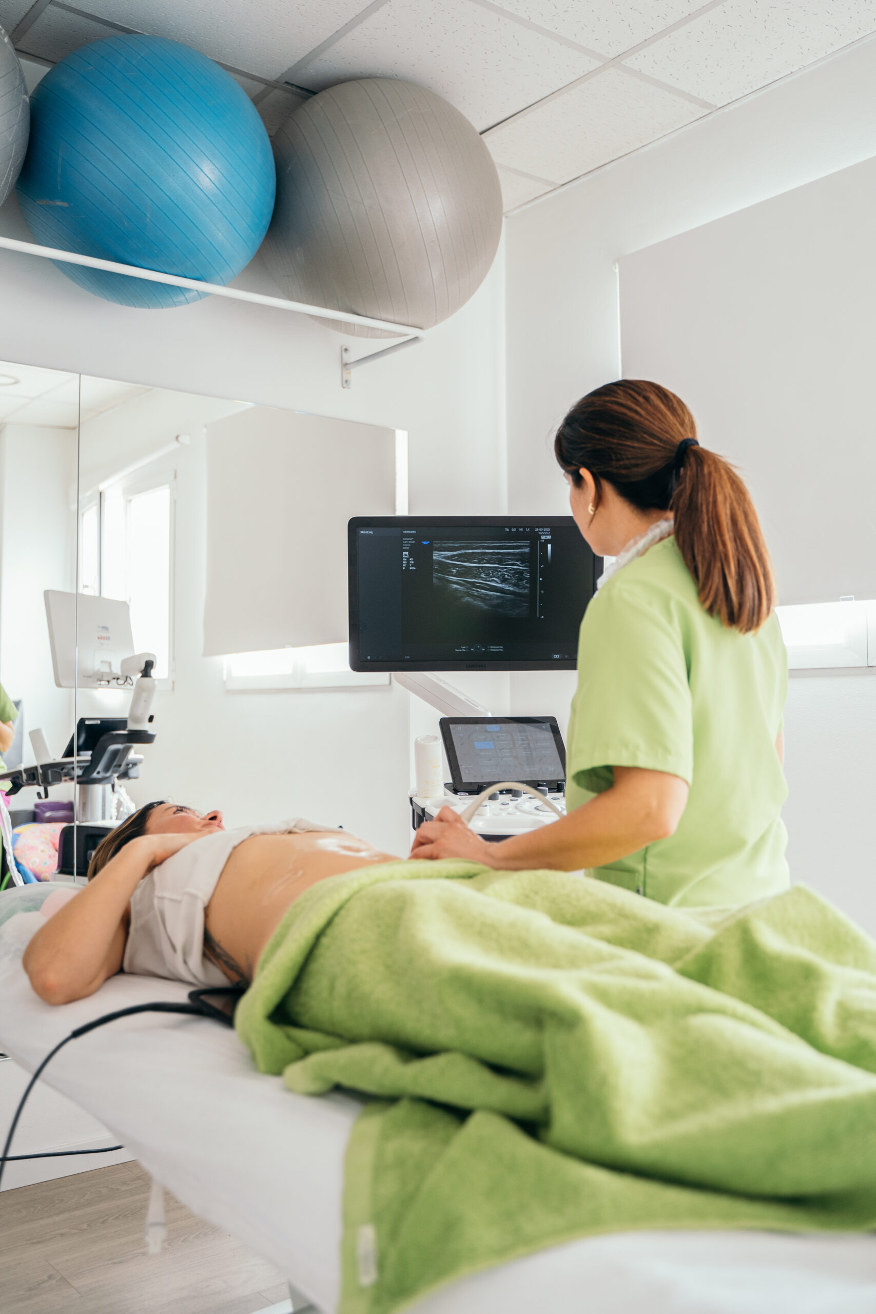 fisioterapeuta realizando tratamiento de suelo pélvico postparto en Danai Fisioterapia Boadilla del Monte