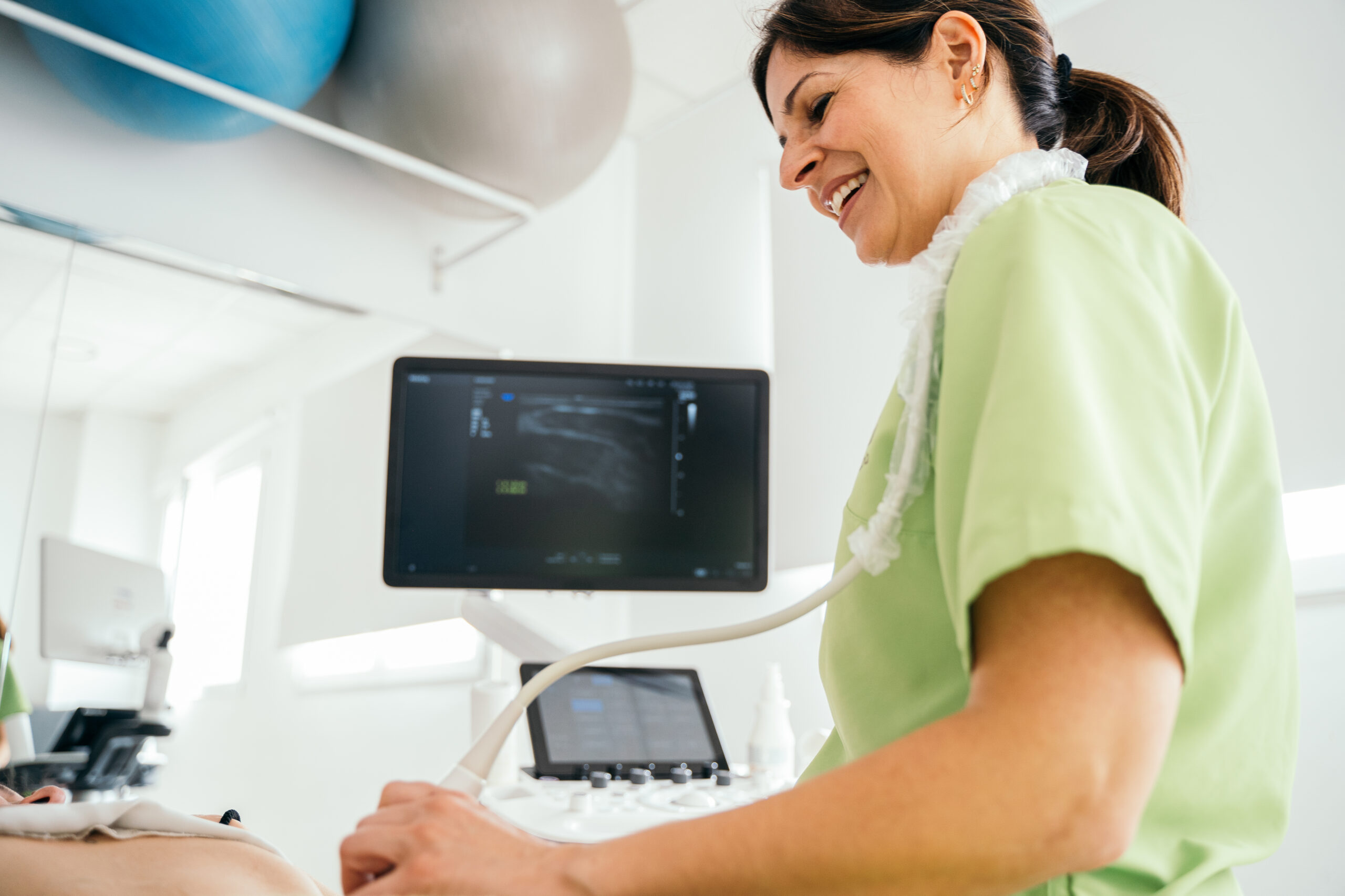 fisioterapeuta aplicando aparatología avanzada en Danai Fisioterapia Boadilla del Monte